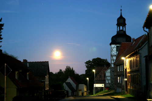 Abend im Dorf